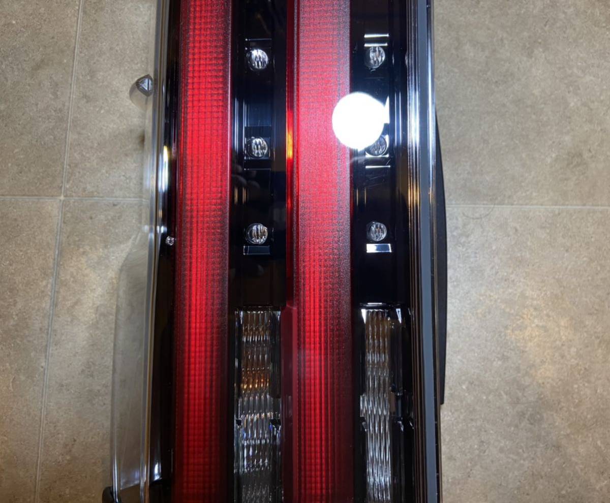 ヴォクシー 80 後期 純正 LED テールランプ 左右 ハーネス付き ヴォクシー 80 後期 純正 LED テールランプ 左右 ハーネス付き