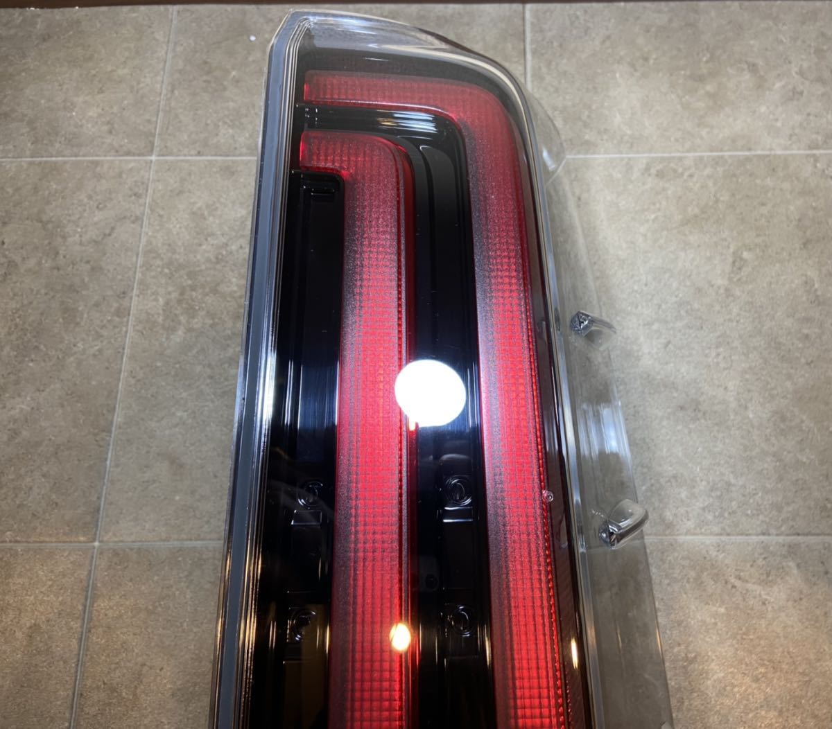 新車外し・極美品】トヨタ 純正 ノア ヴォクシー LEDテールランプ 80系 
