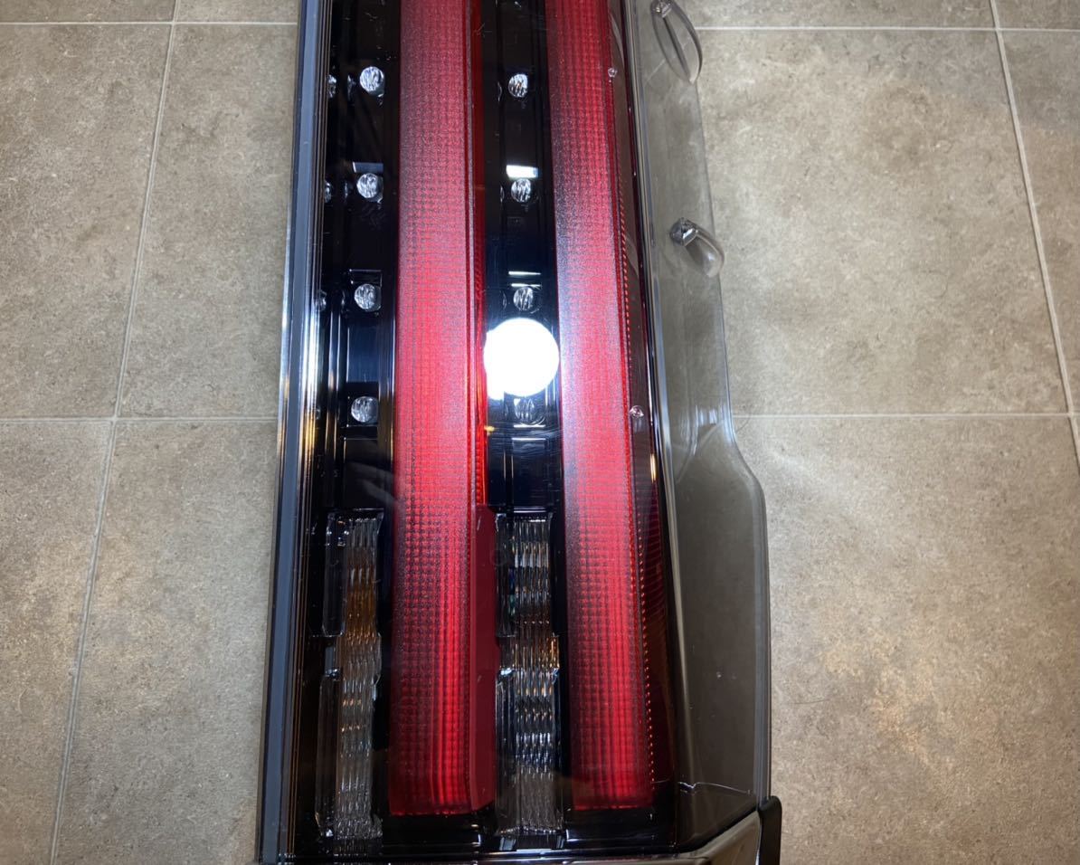 新車外し・極美品】トヨタ 純正 ノア ヴォクシー LEDテールランプ 80系 