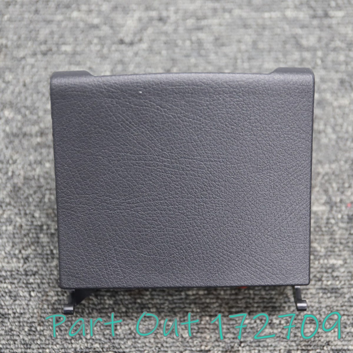 M-20]ベンツ W177 A200d センターコンソール リア USB端子 小物入れ
