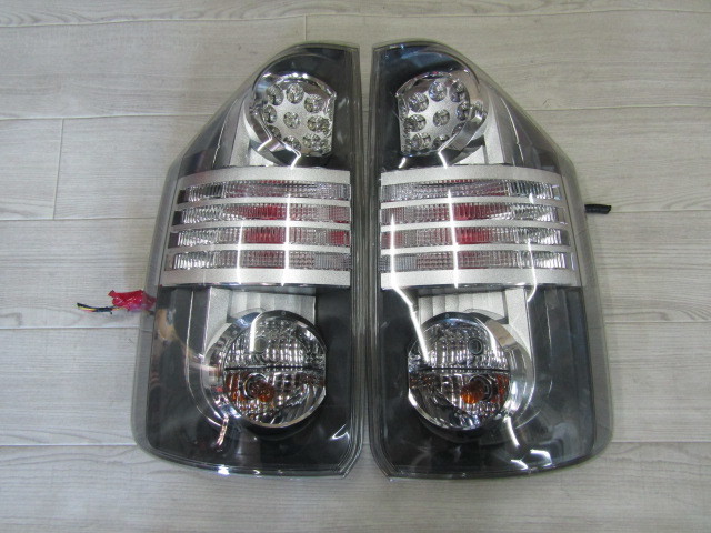 トヨタ　ZRR70　ヴォクシー　テールライト　テールランプ　左右セット　クリア　ICHIKOH 28-199　※バックランプのみ球なし トヨタ ZRR70 ヴォクシー テールライト テールランプ 左右セット