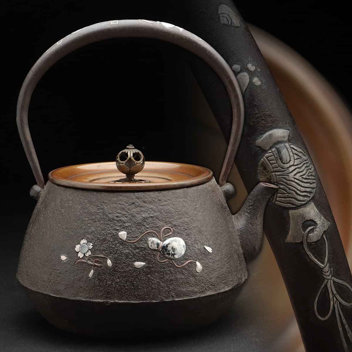 ZK454 時代物 釜師系 宝尽高肉嵌提手 銀銅象嵌桜