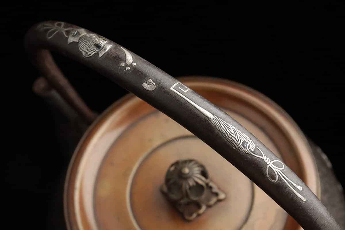 ZK454 時代物 釜師系 宝尽高肉嵌提手 銀銅象嵌桜