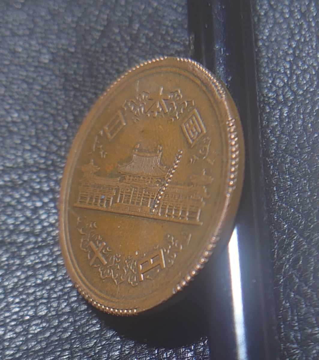 10円 昭和50年 エラーコイン 表面と角にギザギザ 裏面に数字？ ギザ十の価値は？レア度の高い10円玉の年号や特徴を一覧で比較 買取 1万円以上!? 10円玉の価値のあるレア年号を一覧で紹介 エラーコイン エラーコインは高く売れる？価値ある9種類のエラーと買取相場を解説 その