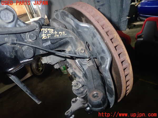 1UPJ-75784290]ハリアー(ZSU65W)右フロントナックルハブ 中古