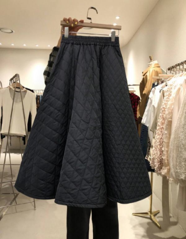ブラックキルティングストレートスカート　B3474