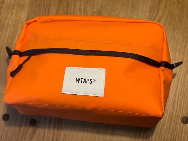 WTAPS MAG L POUCH. PVC ORANGE /バッグ BAG ダブルタップス FPAR