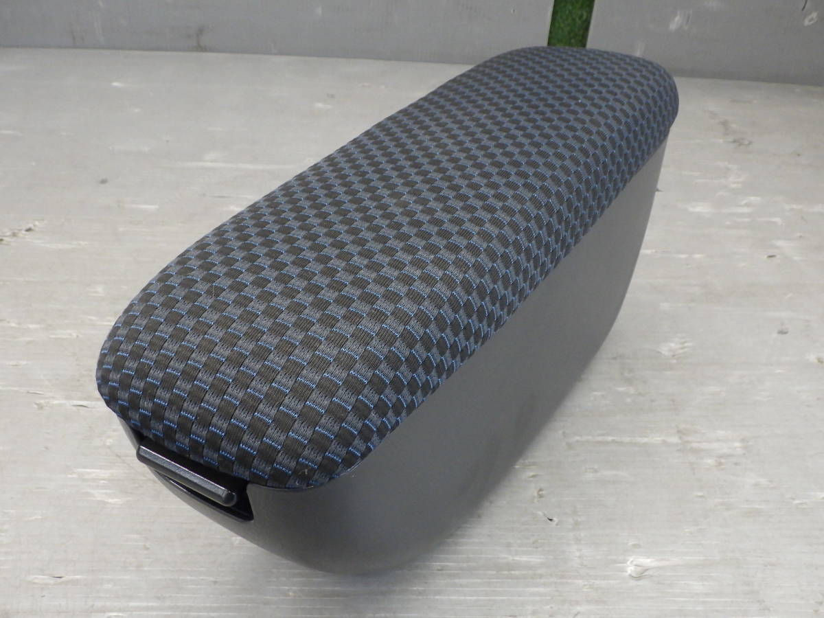 ホンダ H18年 Hm4 バモス ホビオ 純正オプション アームレスト 肘掛け 小物入れ Hj1 Hj2 Hm1 Hm2 Hm3 03 11 16 540 B2o 1 ホンダ用 売買されたオークション情報 Yahooの商品情報をアーカイブ公開 オークファン Aucfan Com