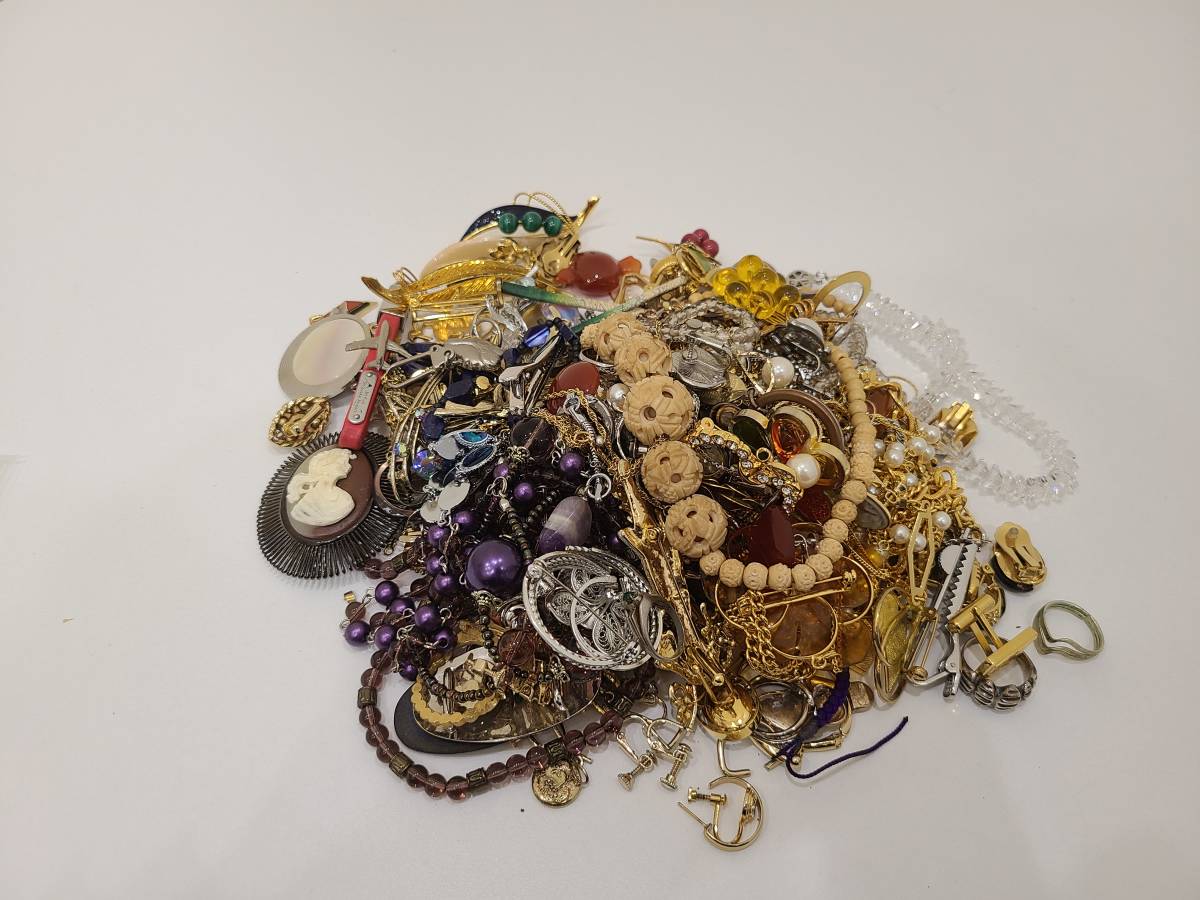 ネックレス リング ブローチアクセサリー　まとめ売り A10394ジャンク品 ⁄ メッキ アクセサリー ネックレス ブローチ