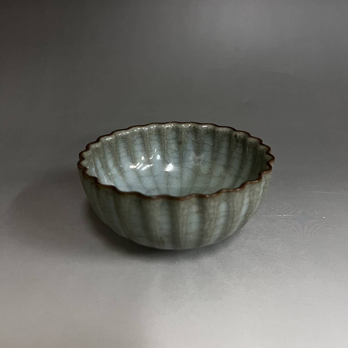青磁 耀州窯 宋時代 希少品中国古玩 茶道具 建水 渣斗 輪花口 刻花蓮魚