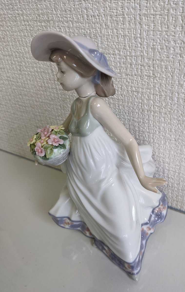 リヤドロ公式オンライン | リヤドロ 平和の花かご 花かごの少年