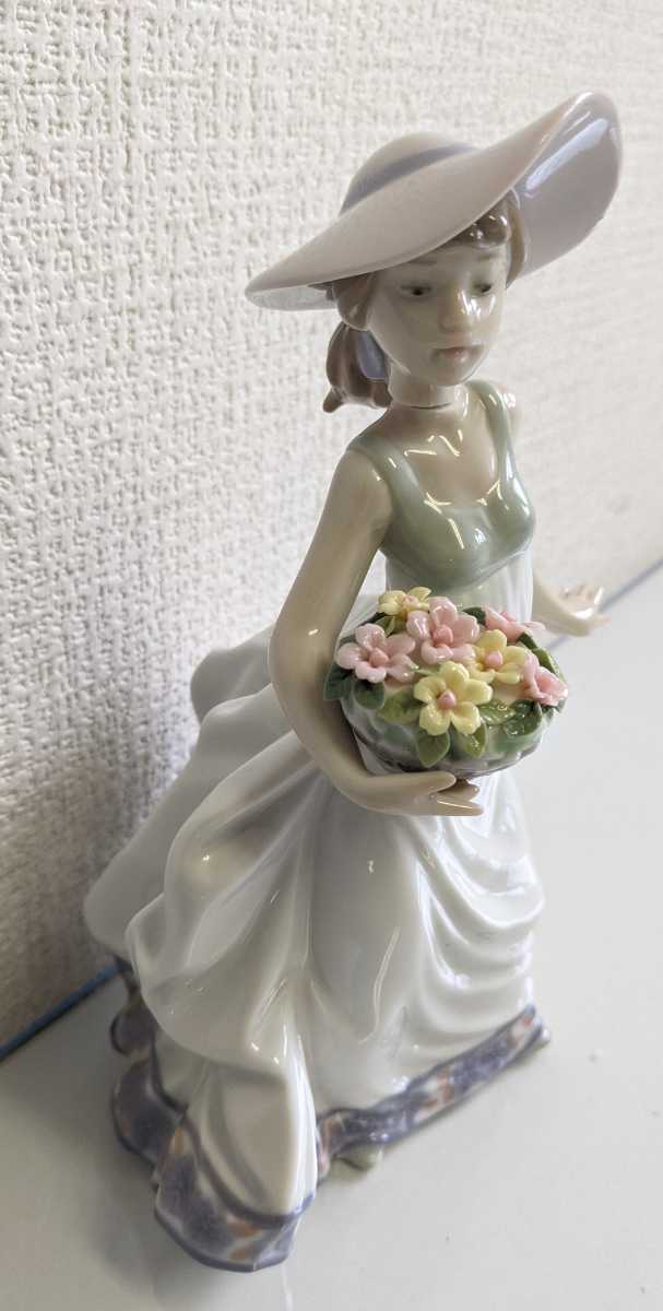 リヤドロ公式オンライン | リヤドロ 平和の花かご 花かごの少年