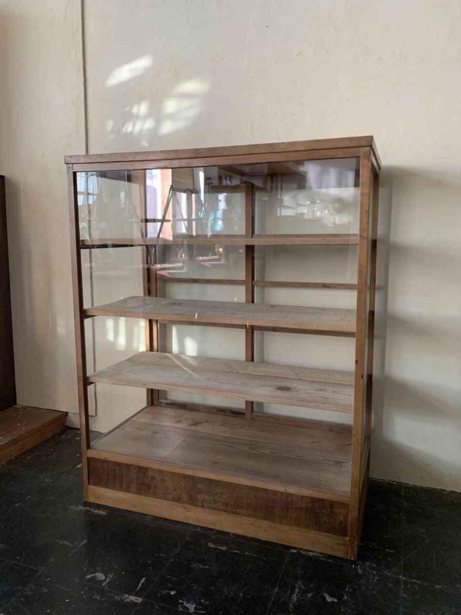 【終】【G451】 ガラス棚/ショーケース/アンティーク家具/ヴィンテージ家具/古木/古材/飾り棚/ディスプレイ/インテリア C00273 アンティーク 古い木味の大きな4面ガラスショーケース