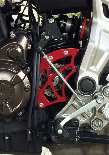 スプロケットカバー MT-07 ＣＮＣ 艶あり 黒アルマイト ＹＺＦ－Ｒ１ MT-07　スプロケットカバー　ＣＮＣ　赤アルマイト Ｂ級　小傷あり
