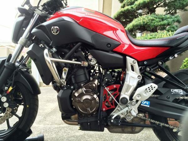 スプロケットカバー MT-07 ＣＮＣ 艶あり 黒アルマイト ＹＺＦ－Ｒ１ MT-07　スプロケットカバー　ＣＮＣ　赤アルマイト Ｂ級　小傷あり