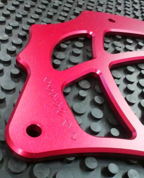 スプロケットカバー MT-07 ＣＮＣ 艶あり 黒アルマイト ＹＺＦ－Ｒ１ MT-07　スプロケットカバー　ＣＮＣ　赤アルマイト Ｂ級　小傷あり