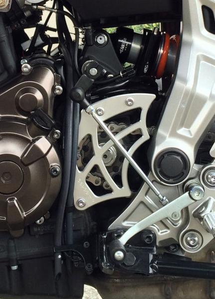 スプロケットカバー MT-07 ＣＮＣ 艶あり 黒アルマイト ＹＺＦ－Ｒ１ MT-07　スプロケットカバー　ＣＮＣ　赤アルマイト Ｂ級　小傷あり
