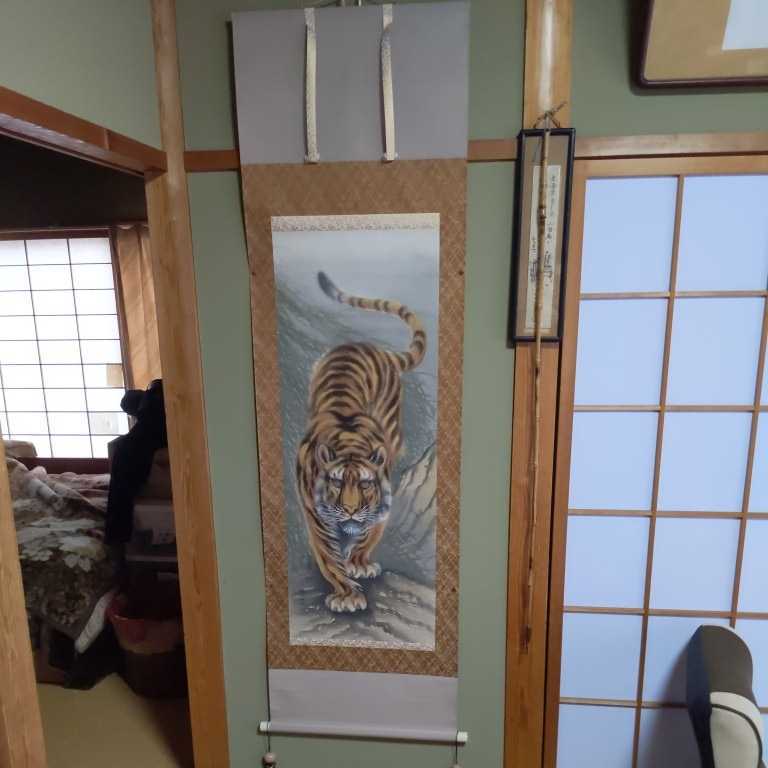 掛け軸 タペストリー 壁掛け 虎図 トラ 竹林 松 波 三日月 月 和室