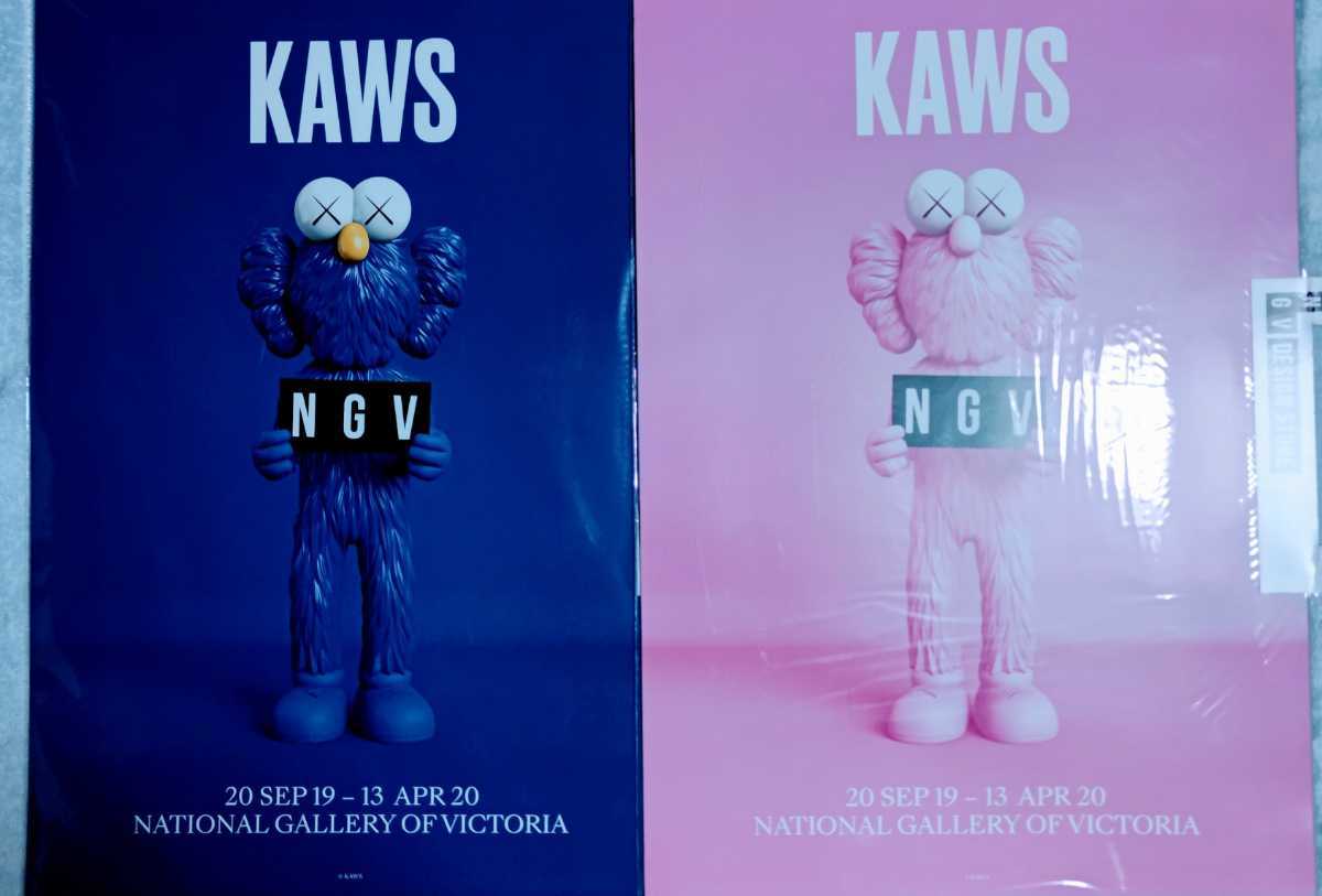 KAWS POSTER カウズ ポスター NGV ２枚セット KAWS BFF PINK NGV（カウズ） ポスター販売のアズポスター｜ポスター