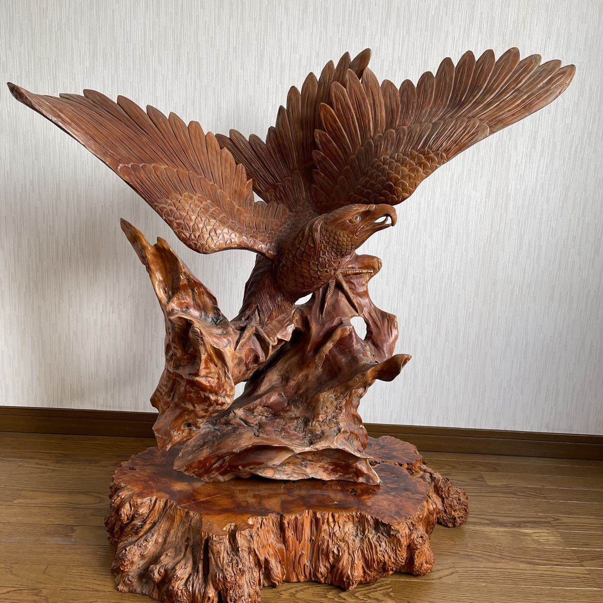 引取OK! 木彫り 鷹 置物 工芸品 オブジェ 高さ 92cm 幅90cmです 中古