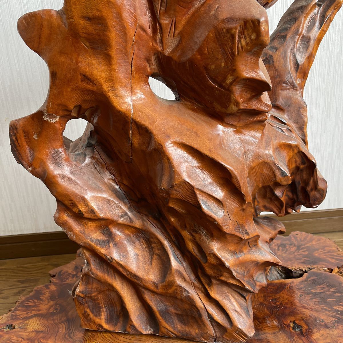 引取OK! 木彫り 鷹 置物 工芸品 オブジェ 高さ 92cm 幅90cmです 中古 引取OK! 木彫り 鷹 置物 工芸品 オブジェ 高さ 92cm 幅90cmです 中古