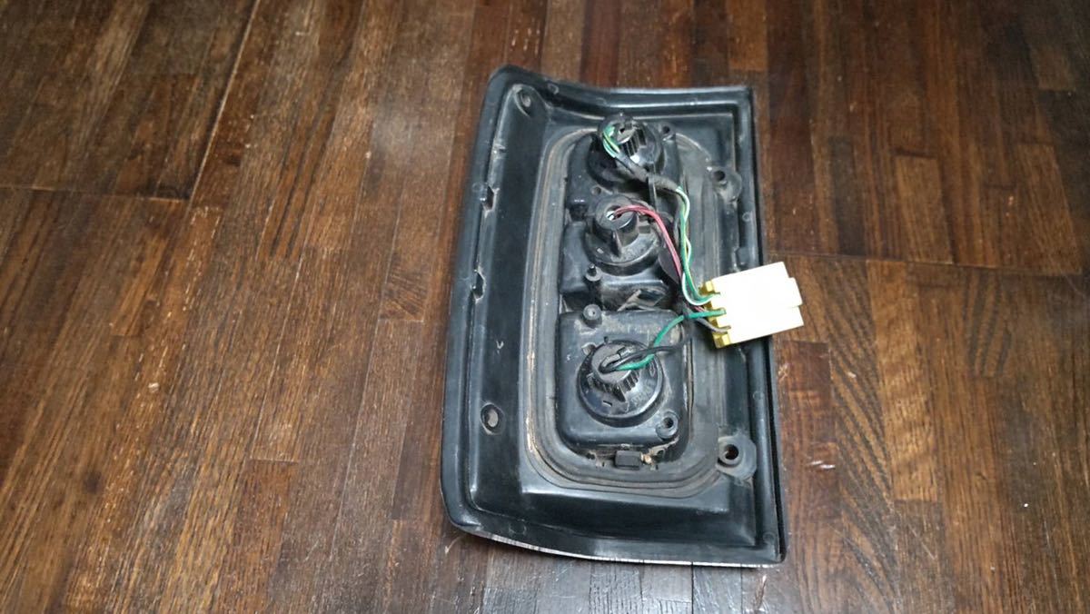 日産サファリ Y60 右テールランプ 中古品 ラスト一個 オマケ付き