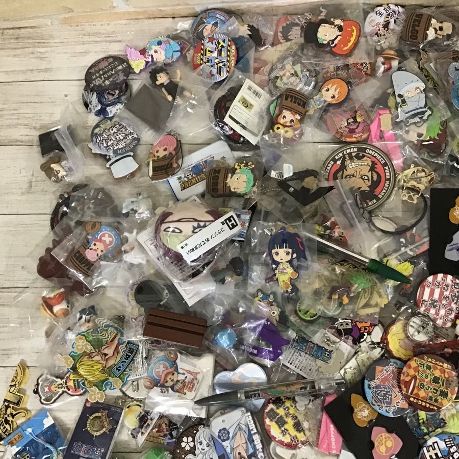 現状】 ONE PIECE グッズ まとめ売り 缶バッジ アクスタ アクキー 他 