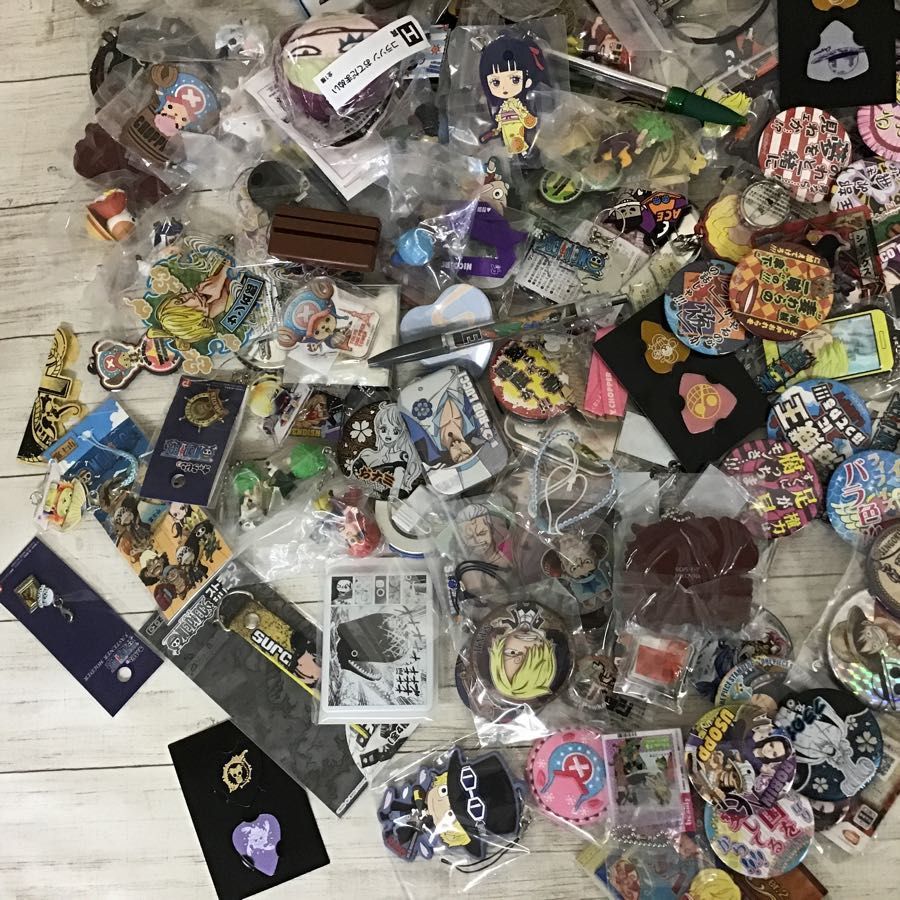現状 ONE PIECE グッズ まとめ売り 缶バッジ アクスタ アクキー 他 ...