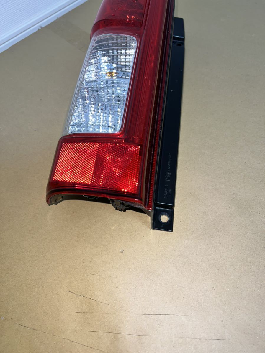 美品日産純正品 nv350 キャラバンE26後期 左側LEDテールランプ  