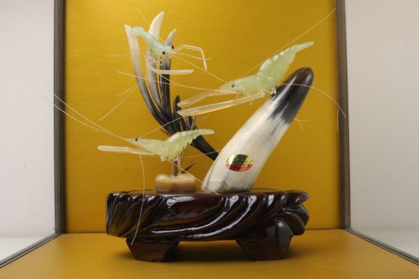美品 中国美術 ガラス工芸 琉璃夏史 急須型置物 箱付き アンティーク オブジェ 中国軟木画 工芸品 ガラスケース入り 置物 松 鶴 中国庭園 コルク細工 径