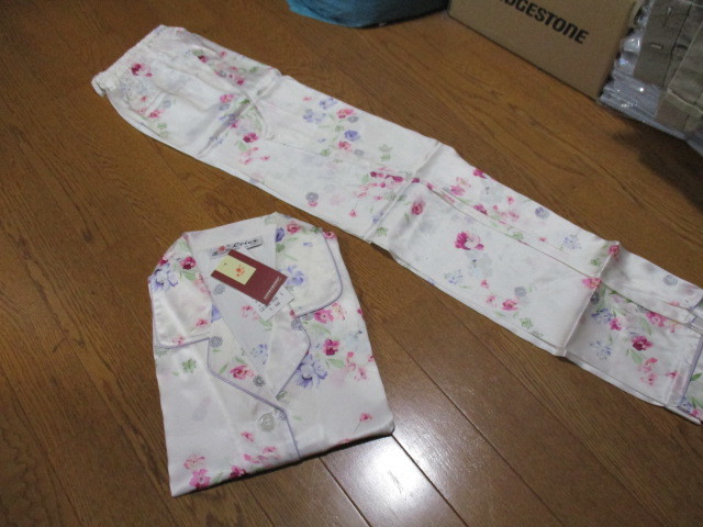 【金賞受賞】　女性用　色とサイズを選べるつぼみ　19匁　サテンシルク100%パジャマ　送料クリック198円。 金賞受賞 19匁 色とサイズを選べるつぼみ 長袖つぼみパジャマ 女性サテンシルク 白地
