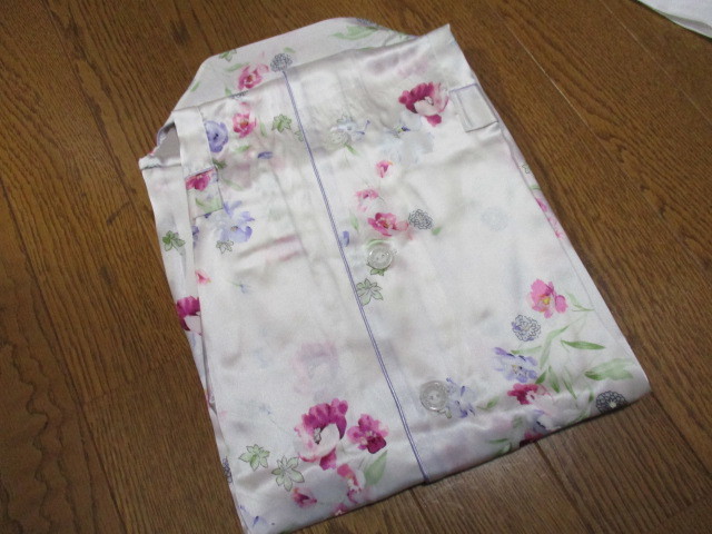 【金賞受賞】　女性用　色とサイズを選べるつぼみ　19匁　サテンシルク100%パジャマ　送料クリック198円。 金賞受賞 19匁 色とサイズを選べるつぼみ 長袖つぼみパジャマ 女性サテンシルク 白地