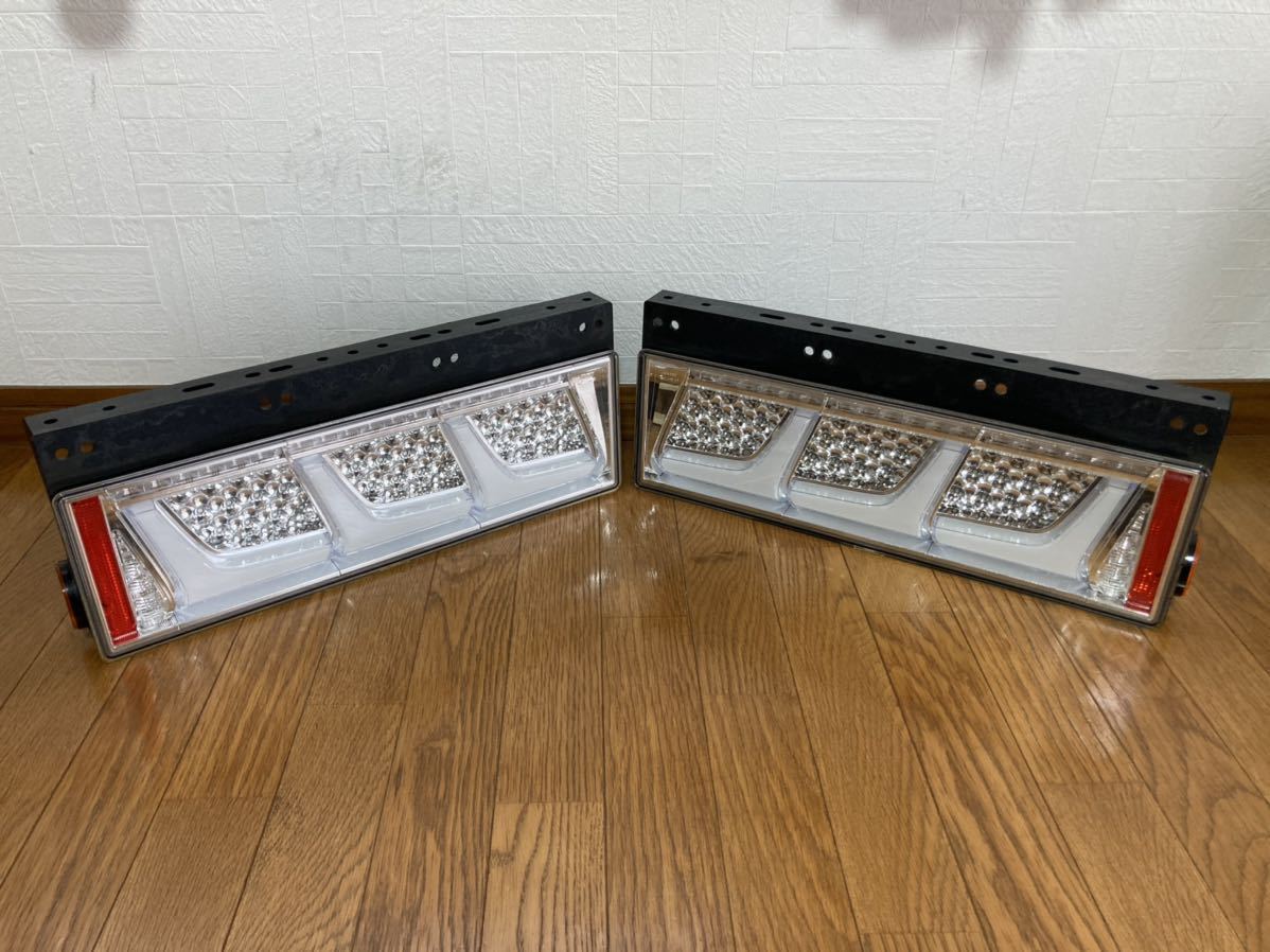 小糸LEDテールランプ 25W 左右セット　ノーマルターン　新車外し KOITO 小糸 テールランプ 3連タイプ LED ノーマルターン 新車外し 左右