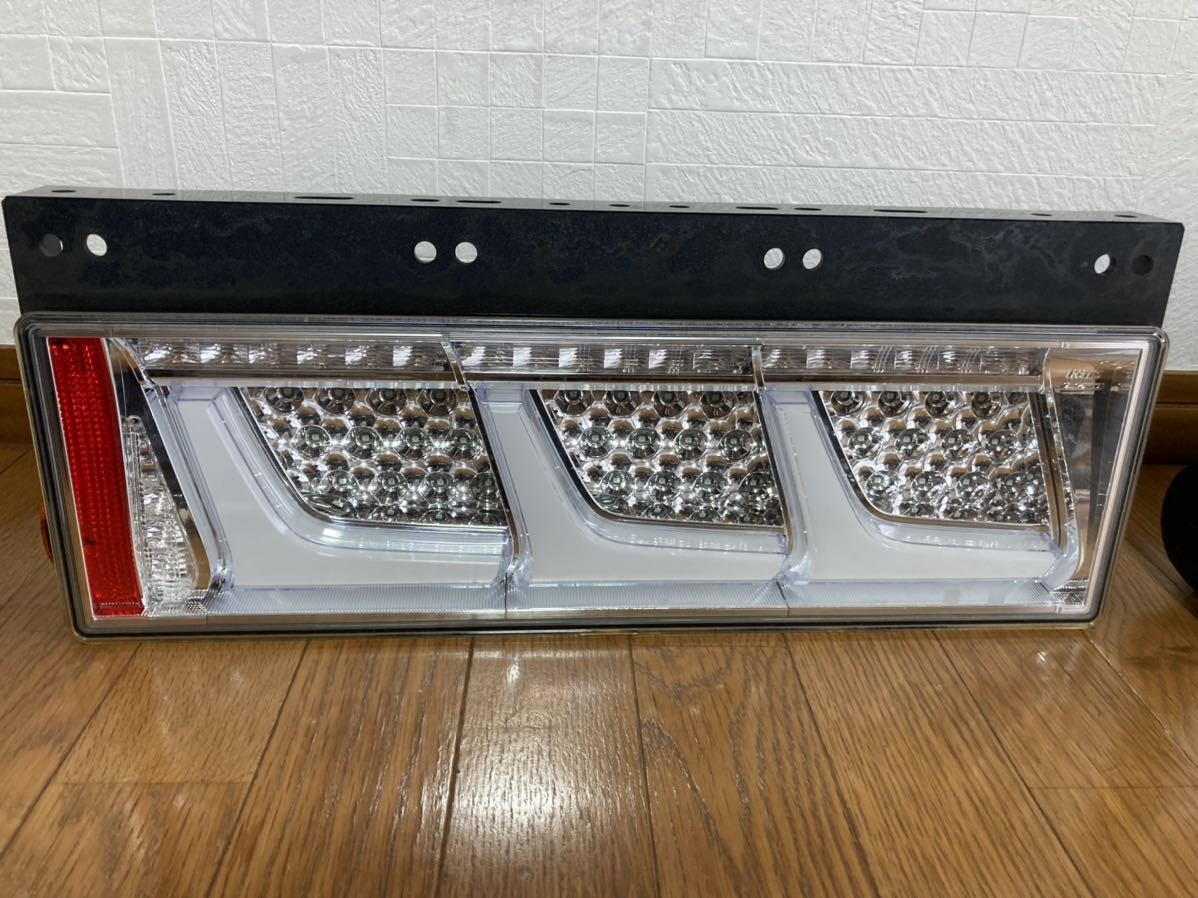 KOITO 小糸 テールランプ 3連タイプ LED ノーマルターン 新車外し 左右
