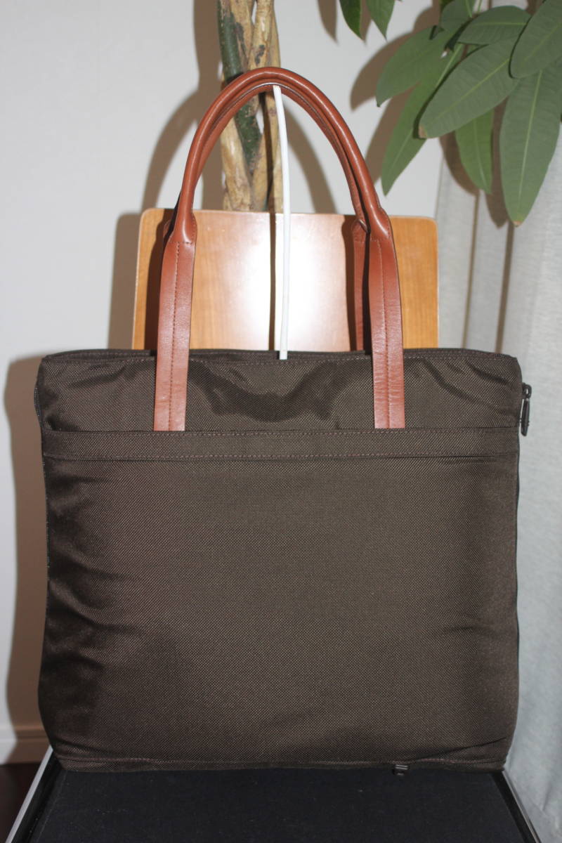 未使用品☆調整できるハンドルで肩掛け可能☆TUMIトゥミ「Style 22157