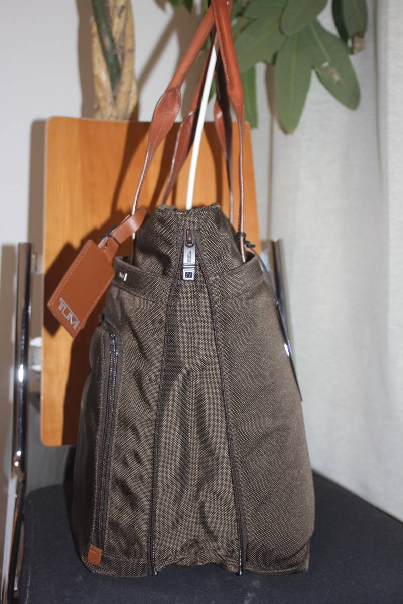 未使用品☆調整できるハンドルで肩掛け可能☆TUMIトゥミ「Style 22157