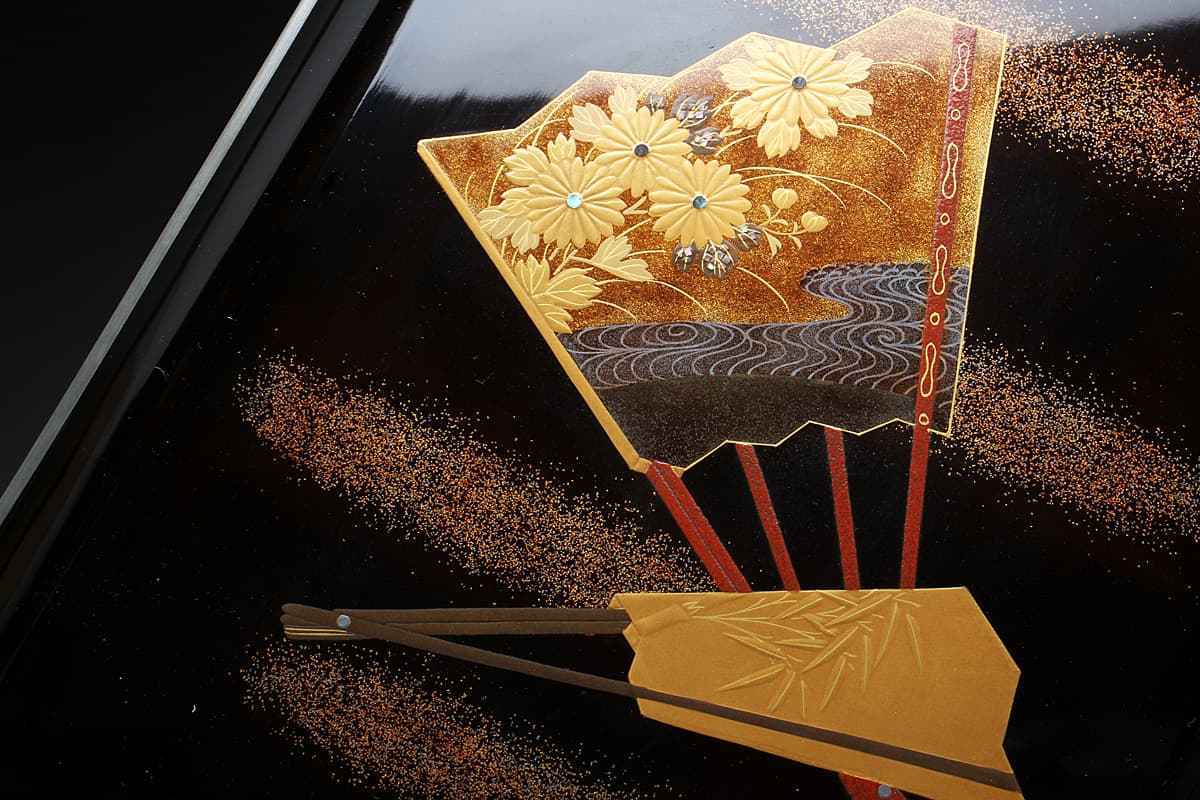 EB107 【山田謹製】金澤本堅地塗 覆輪付 扇蒔絵手形盆 縦30.6cm 重240g