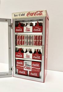 値下げ   超レア！！　コカコーラ冷蔵庫　保管品　希少な品物です。　　 スーパーマーケット用の立て型飲料ディスプレイガラス扉コカ・コーラ