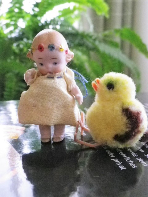 ジャーマン アンティーク ミニチュアドール 花冠の女の子 HERTWIG チビ