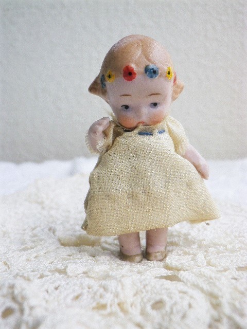 ジャーマン アンティーク ミニチュアドール 花冠の女の子 HERTWIG チビ