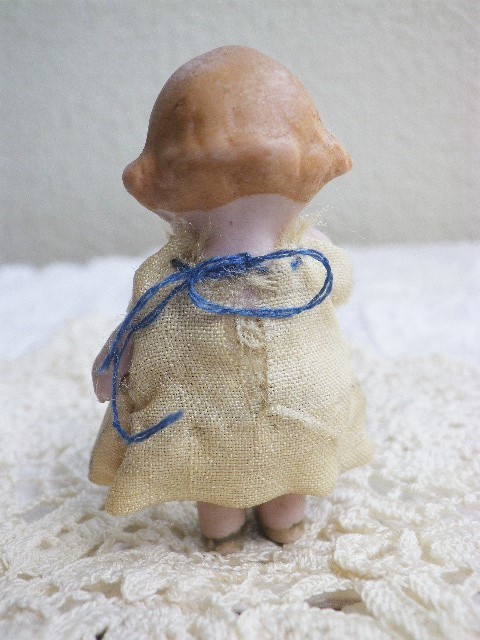 ジャーマン アンティーク ミニチュアドール 花冠の女の子 HERTWIG チビ