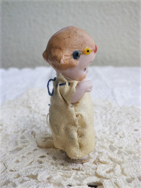 hertwig ミニチュアビスクドール 花冠の女の子 身長約5,5cm hertwig