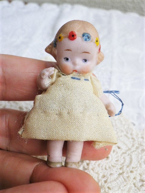 ジャーマン アンティーク ミニチュアドール 花冠の女の子 HERTWIG チビ