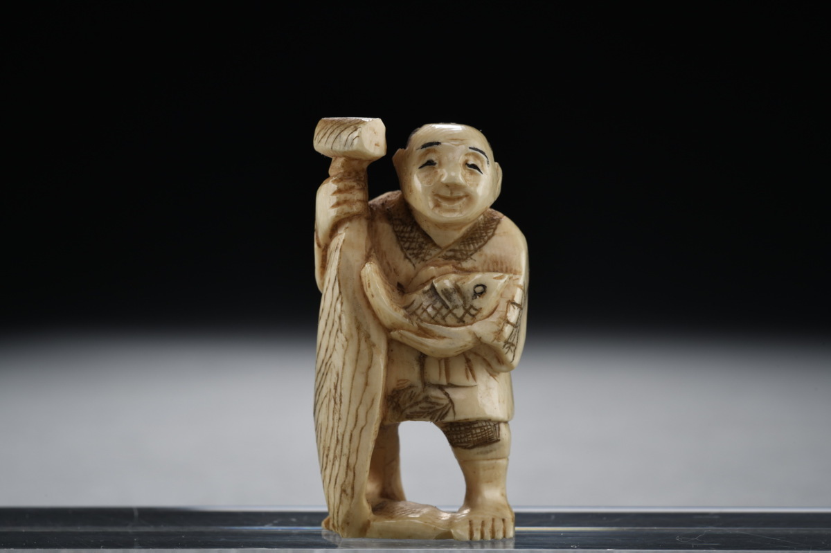 ◇鶴鳴堂◇時代物 マンモス 人物紋根付 提げ物 細密彫刻 眼入 根付 緒