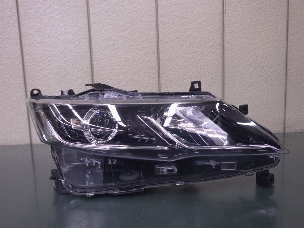 2052741△ セレナ C27 前期 右ライト LED KOITO 100-23721