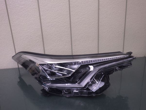 B21641△ C-HR 中期 右ライト LED KOITO 10-111 (7) ZYX10/NGX50/NGX10
