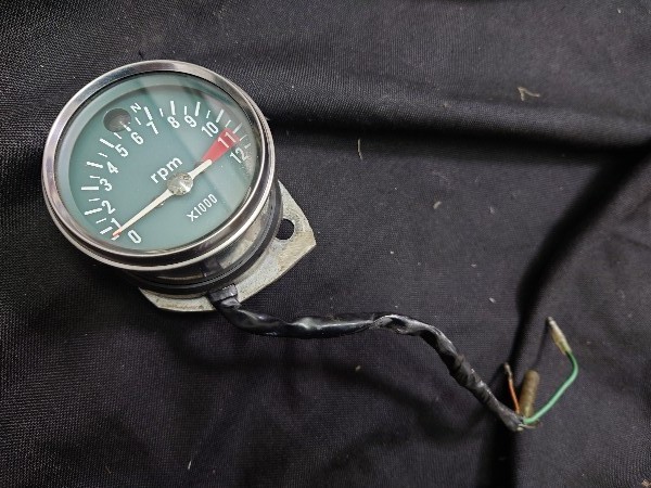 ホンダの モンキー jrpのタコメーター と 砂型のステー、マウントゴム
