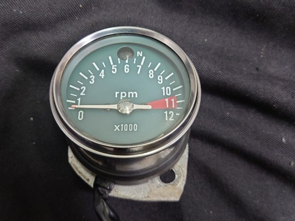 ホンダの モンキー jrpのタコメーター と 砂型のステー、マウントゴム