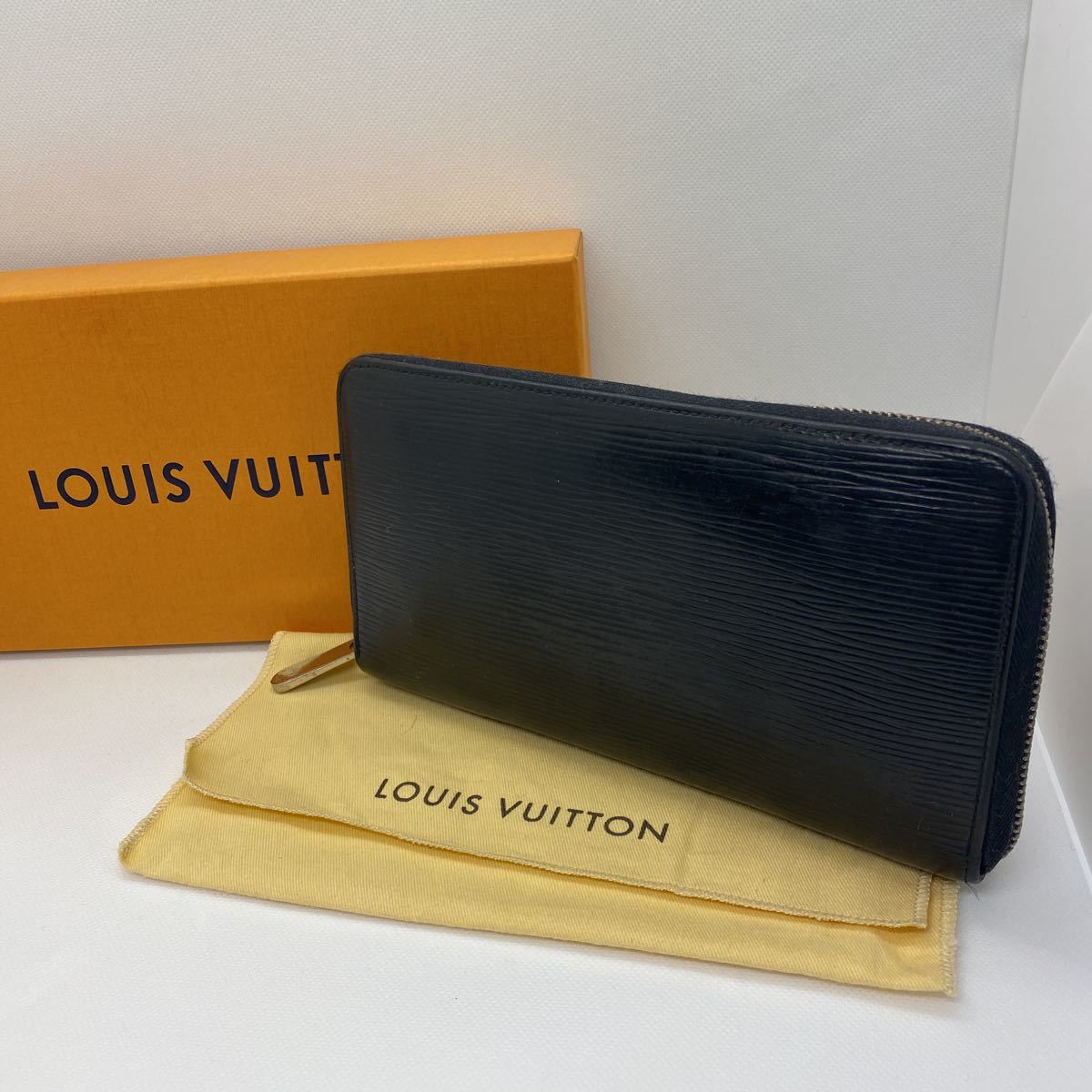 ジッピーウォレット エピ ルイヴィトン 黒の通販 ジッピー LOUIS 