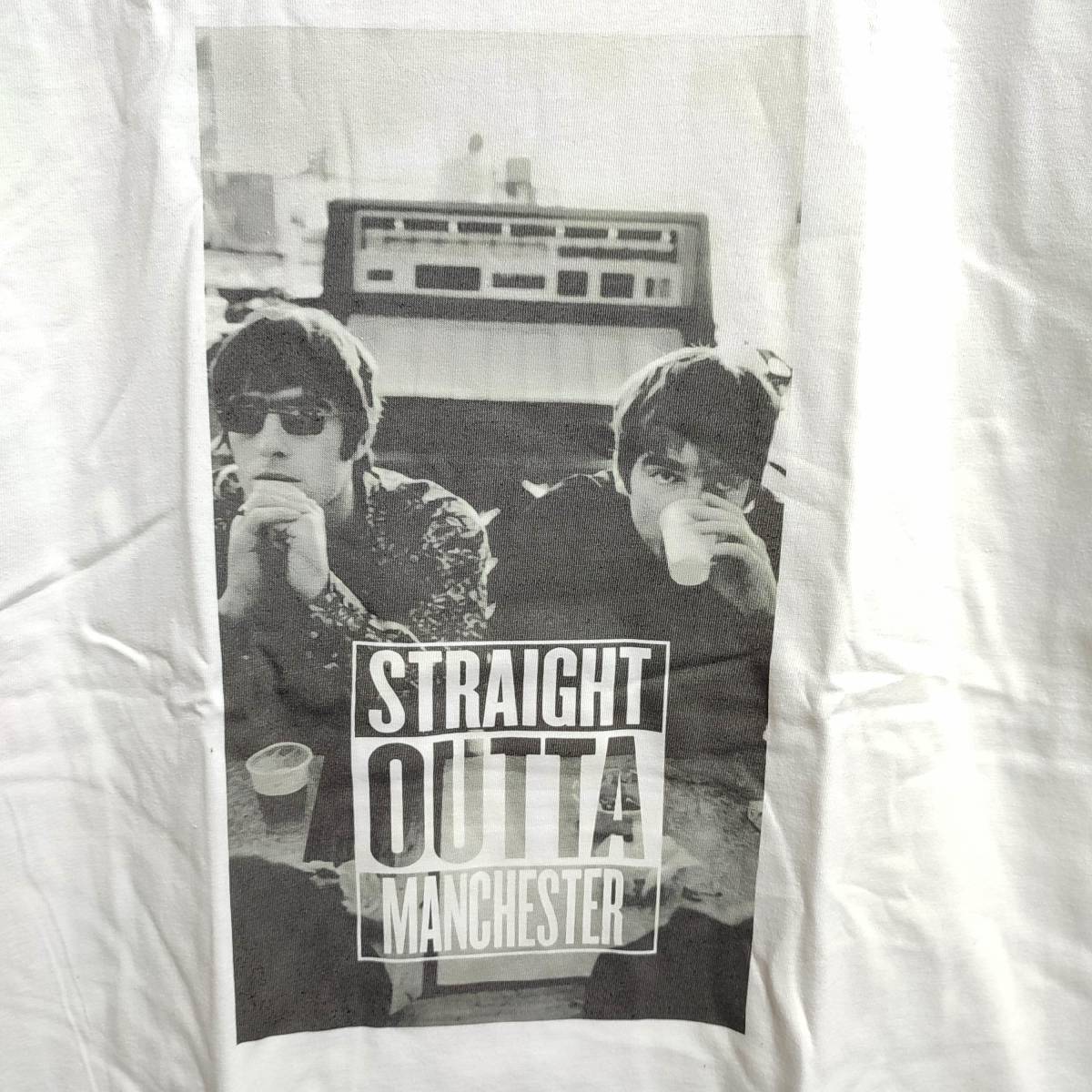  OASIS Tシャツ Straight Outta Manchester オアシス / Liam Gallagher ノエルギャラガー リアムギャラガー Noel Gallagher(Tシャツ)｜売買されたオークション情報、yahooの商品情報をアーカイブ公開 - オークファ Tシャツ